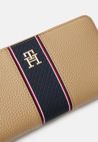 Tommy Hilfiger LEGACY LARGE  - Lommebok - safari canvas