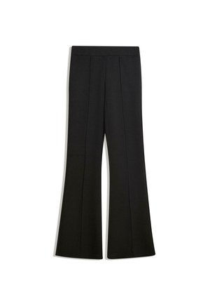 Czarne spodnie z rozszerzanymi nogawkami o gładkiej fakturze, z szerokim pasem i dwoma przednimi szwami dla dodatkowego detalu.