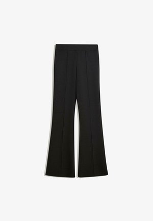 Schwarze, ausgestellte Hose mit glatter Textur, ausgestattet mit einem breiten Bund und zwei vorderen Nähten für zusätzliche Details.