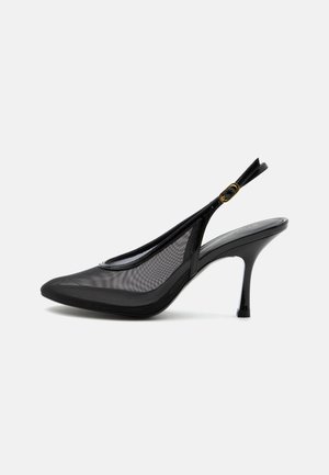 Chaussure à talon haut slingback noire pointue avec panneaux en maille et boucle dorée sur la bride de cheville, présentée sur fond blanc.