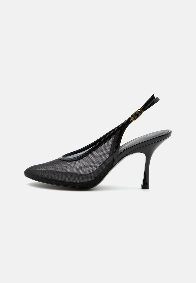Chaussure à talon haut slingback noire pointue avec panneaux en maille et boucle dorée sur la bride de cheville, présentée sur fond blanc.