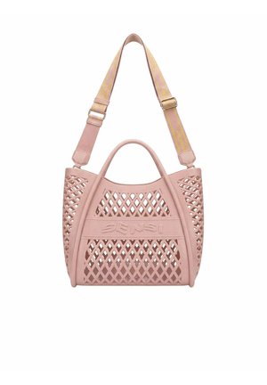 Borsa a mano rosa con motivo a griglia, manici corti e tracolla larga rimovibile con dettagli in fibbia dorata.