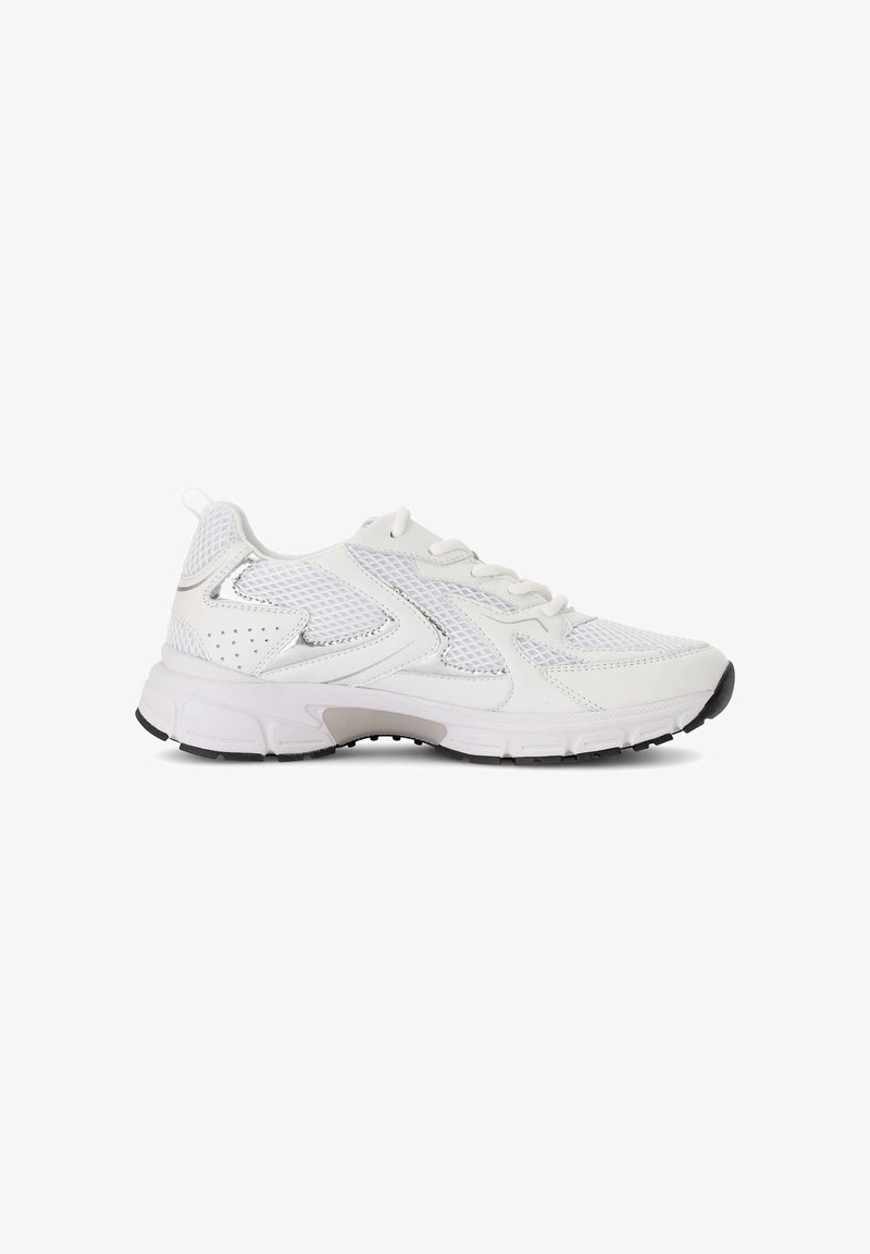 Baskets blanches de sport avec des panneaux en mesh, lacets à l'avant, semelle épaisse et semelle extérieure noire sur un fond blanc uni.