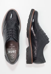 Brogue neri in pelle con finitura lucida, design con lacci e accenti testurizzati. Presentano una suola resistente e un plantare imbottito per il massimo comfort.