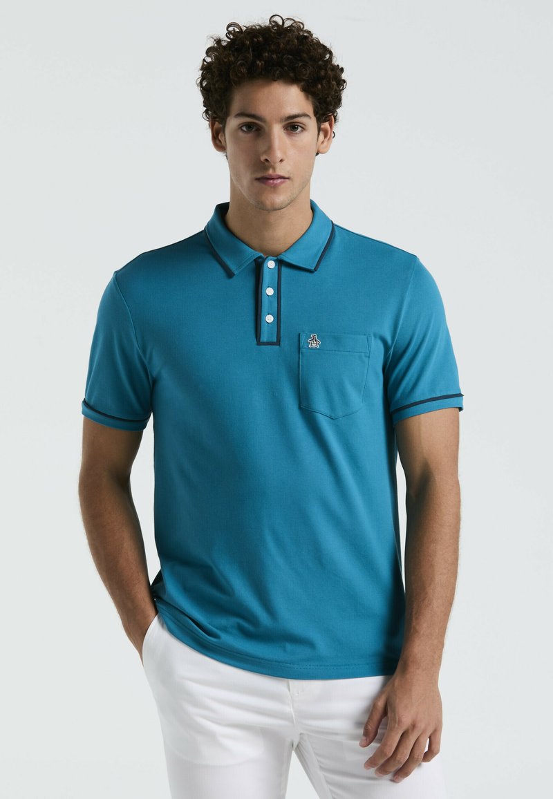 Türkisfarbenes Poloshirt mit Kragen, Zwei-Knopfleiste und Brusttasche. Verfügt über kontrastierende gestreifte Akzente an den Ärmel und am Halsauschnitt.