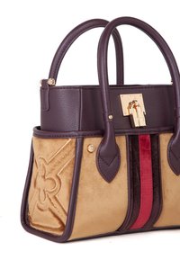 Borsa strutturata con un corpo in velluto beige, accenti in pelle viola scuro, una chiusura dorata e strisce verticali rosse e nere.