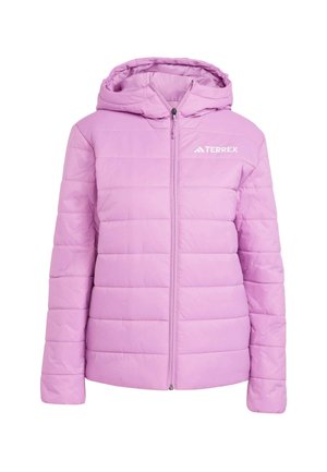 Veste rose rembourrée avec une capuche et une fermeture éclair, dotée d'un logo blanc sur le côté supérieur gauche, présentée sur un fond blanc.