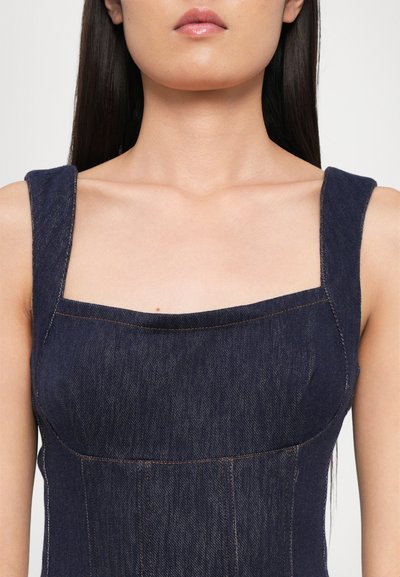 Donkerblauwe denim jurk met een vierkante halslijn en brede schouderbanden. Bevat zichtbare stiksels en een aansluitend ontwerp dat de silhouet accentueert.