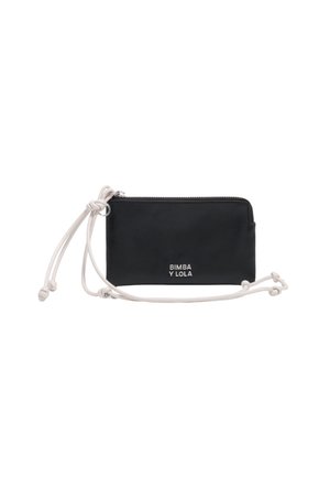 Estuche rectangular negro con cremallera, logo blanco "BIMBA Y LOLA" y correa de cordón blanca desmontable con nudos en los extremos.