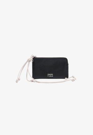Estuche rectangular negro con cremallera, logo blanco "BIMBA Y LOLA" y correa de cordón blanca desmontable con nudos en los extremos.