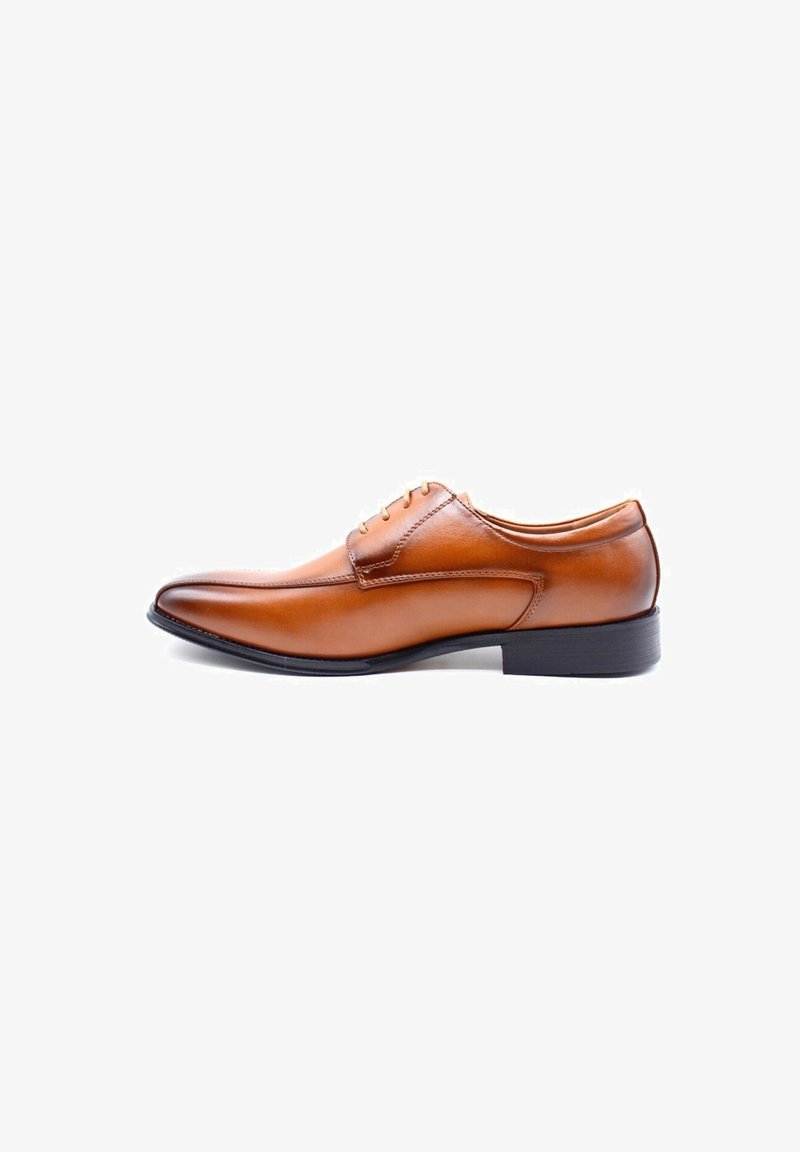 Chaussure habillée en cuir marron avec une finition lisse, bout pointu, cinq œillets et un talon bas en caoutchouc noir. Design simple avec des détails de couture subtils.