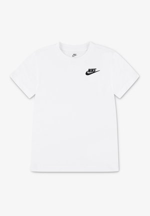 T-shirt blanc à col rond en coton, avec des manches courtes et un logo Nike noir sur le haut du côté gauche de la poitrine.