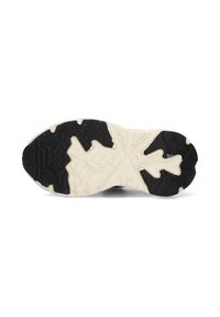Semelle d'extérieur de sneaker noire et crème avec une surface en caoutchouc texturée ; présente un motif de semelle distinct et un design de support de voûte.