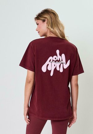 Bordeauxrotes Baumwoll-T-Shirt mit lässiger Passform, das auf der Rückseite mit großen pinken Grafiktexten versehen ist. Kurze Ärmel und runder Halsausschnitt.