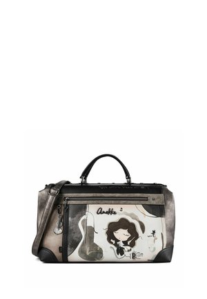 Borsa nera e grigia con una ragazza dei cartoni animati con occhi chiusi, una chitarra e un gatto come parte del design artistico sul pannello frontale.