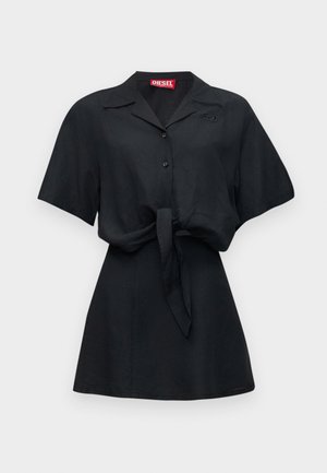 Mustast lühikeste varrukatega seotav esiküljega kleit, millel on krae ja nööpkinnitus ning väike logopatch rinnal ning Diesel brändi silt sees.