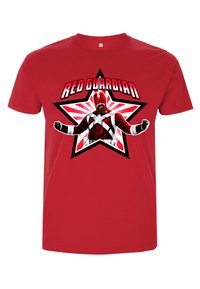 Rød bomulds t-shirt med et grafisk billede af en karakter i et rødt og hvidt kostume, sat mod en sort og hvid stjernebaggrund.