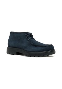 Stivaletti alla caviglia in suede blu navy con punta arrotondata, dettagli cuciti lungo la tomaia e una spessa suola in gomma nera con trazione.