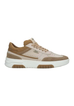 Sneakers w beżowej i tanowej zamszowej skórze, z warstwowym designem, perforowanymi detalami, gumową podeszwą z bieżnikiem i sznurowanym zapięciem.