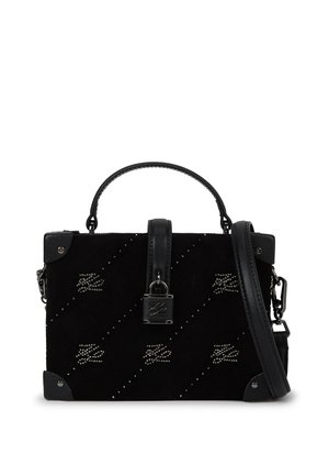 Czarna zamszowa torebka o strukturalnym designie, z dodatkiem srebrnych ćwieków, górnym uchwytem i regulowanym paskiem na ramię. Błyszczące detale metalowe.