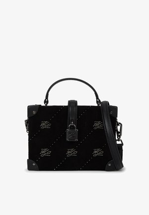 Czarna zamszowa torebka o strukturalnym designie, z dodatkiem srebrnych ćwieków, górnym uchwytem i regulowanym paskiem na ramię. Błyszczące detale metalowe.