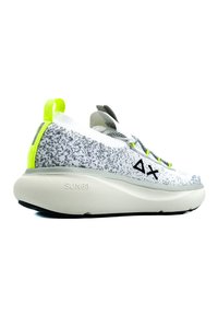 Weiße und graue Strick-Sneaker mit einem strukturierten Muster, neon-gelben Akzenten und einer gepolsterten Sohle. Verfügt über eine Schlaufe und gemusterte Schnürsenkel.