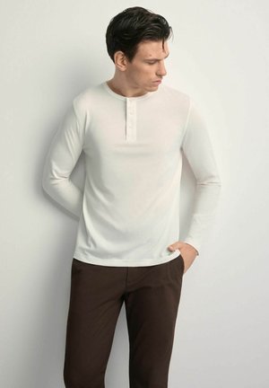 - Bluzka z długim rękawem