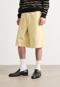 Mads Nørgaard - SUNSET BIG WORK - Jeansshort - tender yellow Miniatuurafbeelding 1
