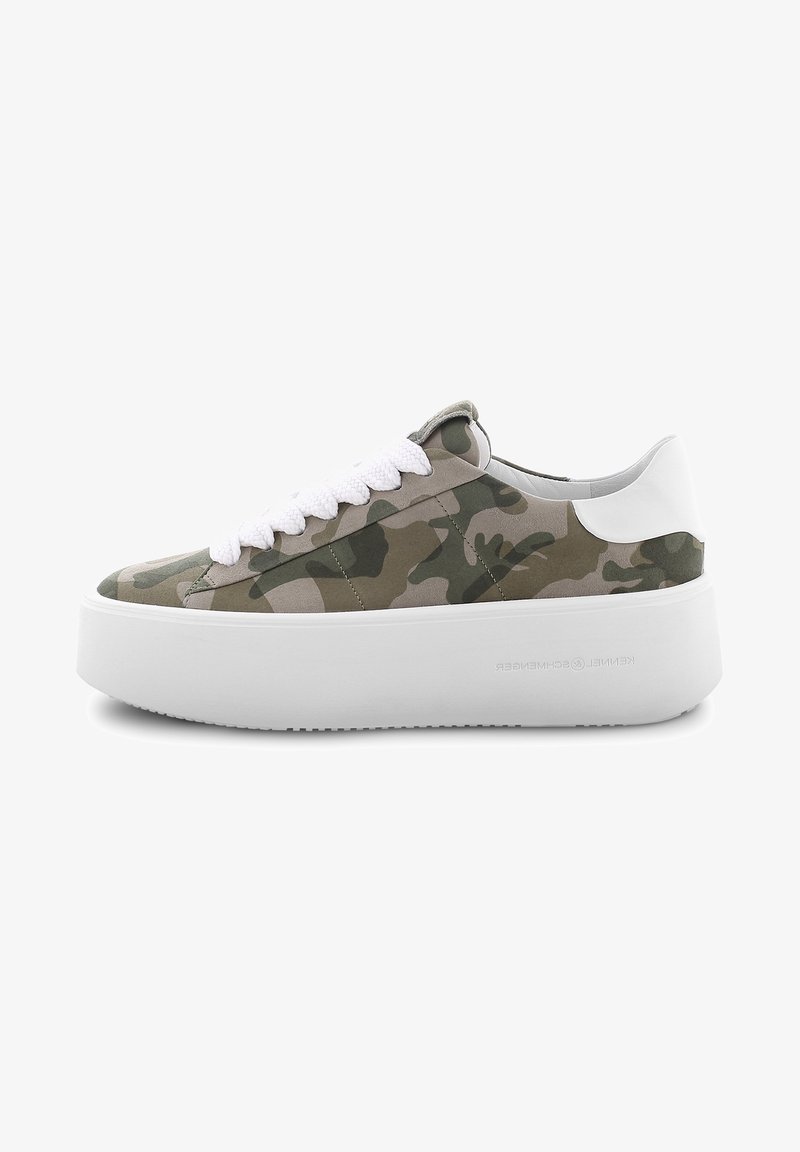 Sneaker con motivo camouflage, con lacci bianchi, suola platform e una accentuazione bianca sul tallone; realizzate in morbido tessuto e gomma.