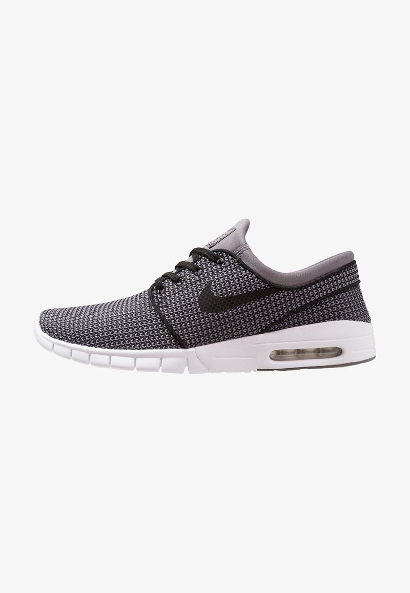 Chaussure de sport basse gris et noir avec dessus tricoté, logo Nike swoosh noir, lacets noirs et semelle blanche amortissante avec unité d'air visible.