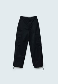 Pantalon cargo noir à jambe large avec poches à rabat latérales et cordons ajustables aux chevilles, posé à plat sur un fond clair.