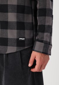 Oakley BEAR COZY  - Srajca - black/grey