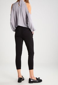 ICHI Träningsbyxor - black