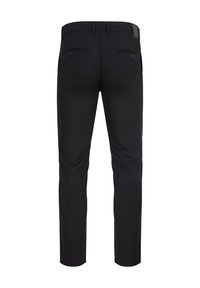 Czarne spodnie o gładkiej fakturze materiału, z prostym krojem, dwoma tylnymi kieszeniami i szlufkami na pasek.