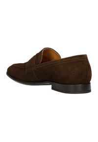 Bottine en daim marron à enfiler avec un bout rond, détails de couture simples et un petit talon noir. L'intérieur est doublé d'un tan contrastant.