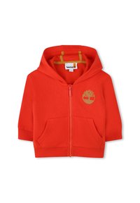 Felpa rossa con zip, dotata di tasca a marsupio, polsini e orlo a costine. Presenta un logo dorato Timberland sul petto e una fodera interna a contrasto.