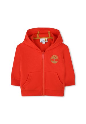 Sweat à zip rouge avec une poche kangourou, des poignets et un ourlet côtelés. Présente un logo Timberland doré sur la poitrine et une doublure intérieure contrastante.