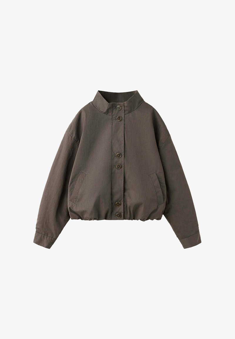 Veste marron cropped à boutons, col montant, manches longues, poches latérales et bas élastique à la taille sur fond blanc.
