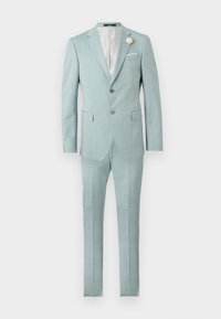 Ανοιχτό μπλε ανδρικό κοστούμι δύο τεμαχίων με πέτο με εγκοπή, σακάκι με δύο κουμπιά, παντελόνια στενής γραμμής και λευκό λουλουδένιο καρφίτσα στο πέτο.