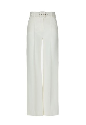 Pantalones de tiro alto de pierna ancha en blanco con cinturón, que presentan un acabado liso, un diseño estructurado y doble pliegue frontal para mayor detalle.
