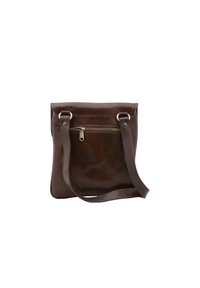 Borsa a tracolla in pelle marrone con tasca frontale zip, design piatto e tracolla regolabile. Texture liscia con una leggera lucentezza.