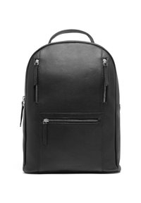 Černý kožený batoh s zaobleným tvarem, dvěma bočními zipy a přední kapsou na zip. Texturovaný povrch s horním úchopem.