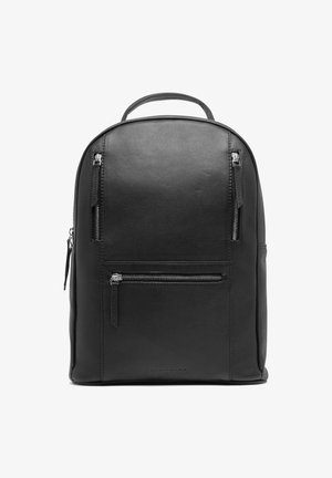 Czarny skórzany plecak o zaokrąglonym kształcie, z dwoma bocznymi zamkami błyskawicznymi oraz kieszenią z przodu na zamek. Teksturowana powierzchnia z górnym uchwytem do noszenia.