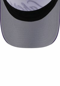 Grauener Hut mit einem schwarzen Schild, der eine glatte Textur und eine subtile, gekrümmte Form aufweist. Ein Innenmuster ist sichtbar, mit einem lila Akzent entlang der Kante.