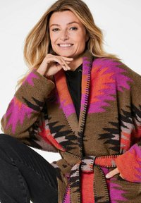 Strickjacke mit einem mehrfarbigen Zickzack-Muster in Pink, Orange und Braun, inklusive einem Gürtel und breiten, strukturierten Ärmeln.