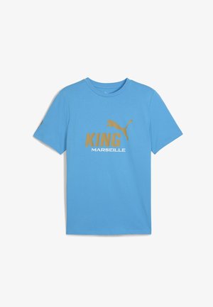 Blauwe katoenen T-shirt met korte mouwen, voorzien van grote gouden tekst "KING" en "MARSEILLE", met daarboven een gouden Puma-logo.