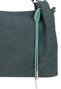 Teal nepleren schoudertas met een textuurfinish, voorzien van een knoop-detail met twee hangende koorden, eentje lichtblauw en eentje roze.