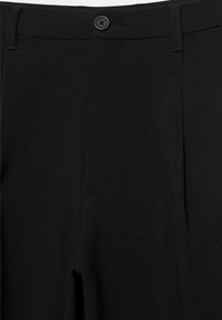 Pantaloni neri con chiusura a bottone e passanti per cintura, caratterizzati da un tessuto liscio e dettagli di cuciture pulite in vita e sulla parte anteriore.