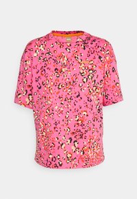 Lyserød kortærmet t-shirt med leopardmønster i rød, sort og creme. Har en rund halsudskæring og en afslappet pasform.