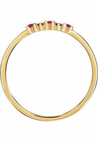 Guldring med en slät ring och en rad av fem små, runda, röda ädelstenar som är infattade i en texturerad kronadesign på toppen.